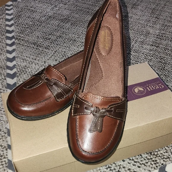Clarks Women's Chestnut Brown Loafers - Picture 3 of 6